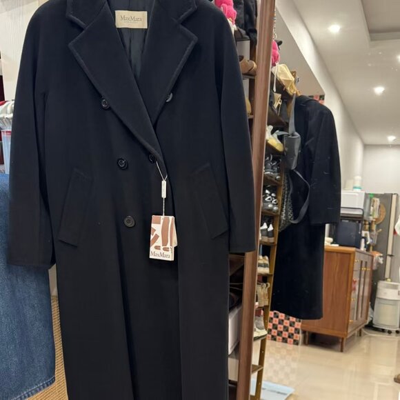 An exquisite Max Mara cashmere coat. Double-breasted design with a belt. - Picture 5 of 12